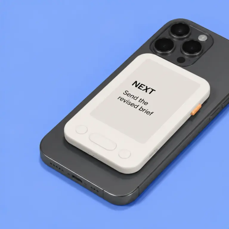 Enregistreur IA ClawChip fixé au dos d’un téléphone