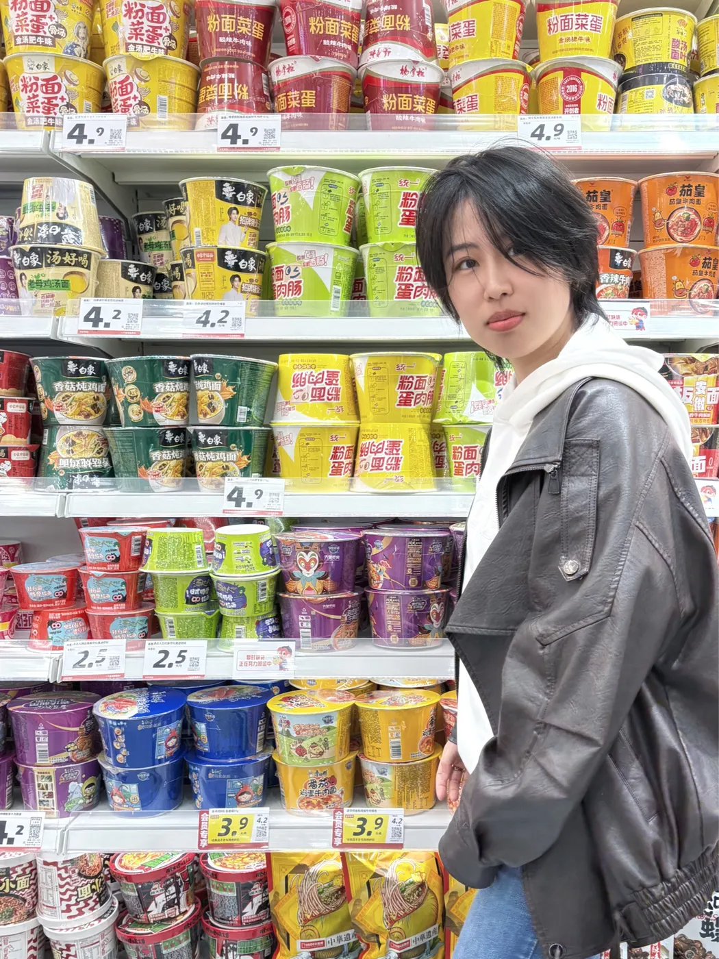 多乐在超市货架前的照片